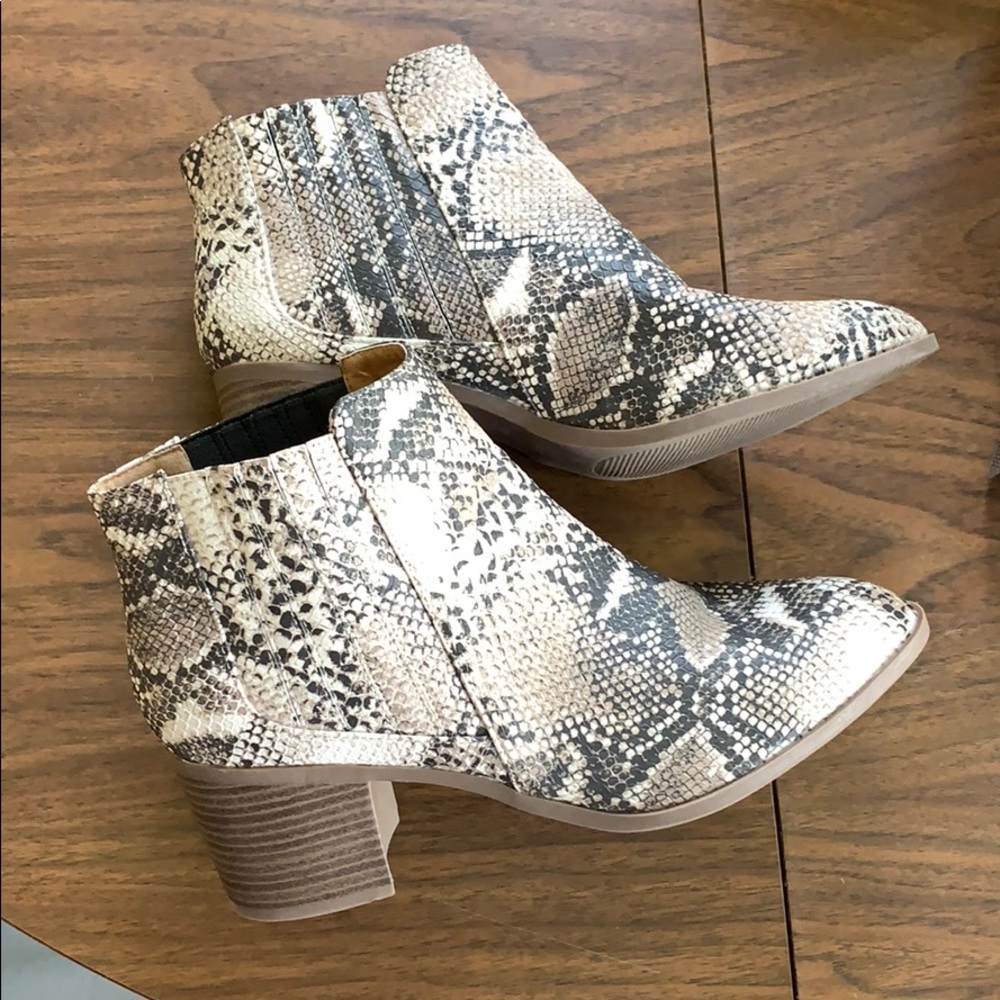 Maurices size 9 snake skin print boots